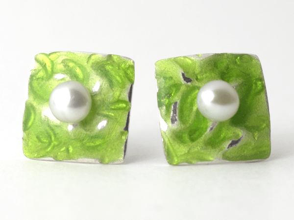 katrin_koehler_emailleschmuck_ohrring_stecker_eckig_gepraegt_perle_4265