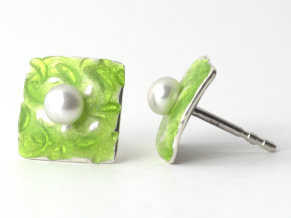 katrin_koehler_emailleschmuck_ohrring_stecker_eckig_gepraegt_perle_4266