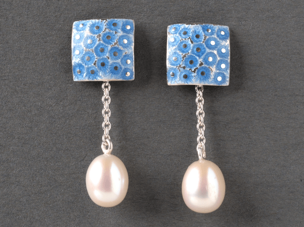 katrin_koehler_emailleschmuck_ohrring_stecker_eisblume_eckig_tropfenperle_6172