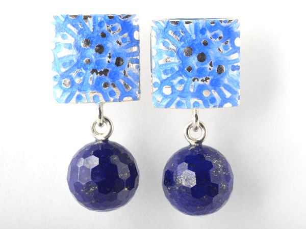 katrin_koehler_emailleschmuck_ohrring_stecker_kissen_kobra_kugel_lapislazuli.000064.b
