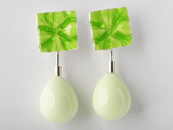 katrin_koehler_emailleschmuck_ohrring_stecker_laguna_carre_einhaenger_pampel_zitronenchrysopras.000072.b