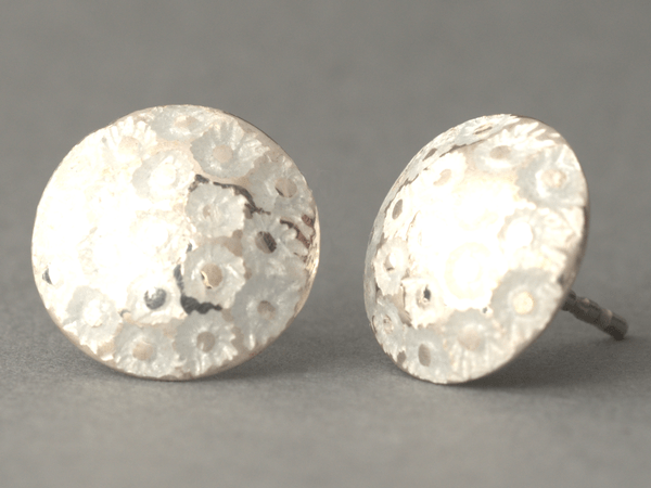 katrin_koehler_emailleschmuck_ohrring_stecker_rund_eisblume_4271