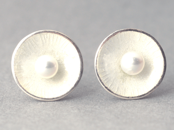 katrin_koehler_emailleschmuck_ohrring_stecker_schale_perle_4281
