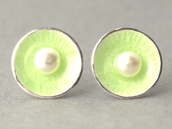 katrin_koehler_emailleschmuck_ohrring_stecker_schale_perle_4283