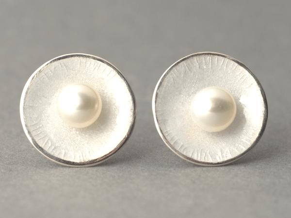 katrin_koehler_emailleschmuck_ohrring_stecker_schale_perle_4286