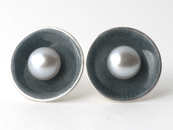 katrin_koehler_emailleschmuck_ohrring_stecker_schale_perle_4294