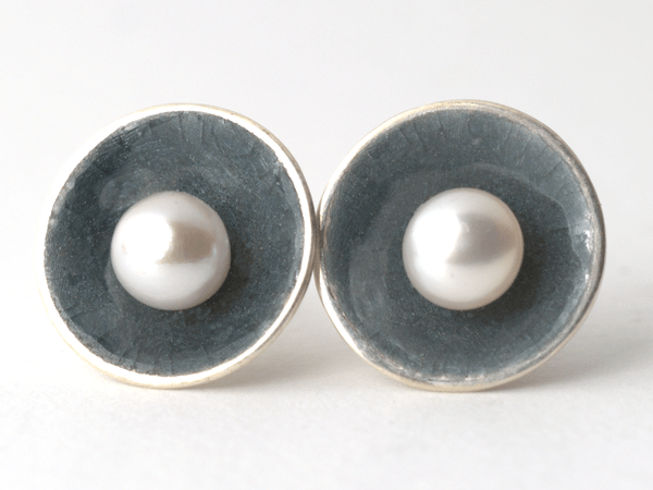katrin_koehler_emailleschmuck_ohrring_stecker_schale_perle_4296