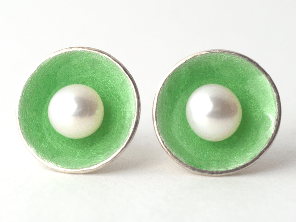 katrin_koehler_emailleschmuck_ohrring_stecker_schale_perle_4317