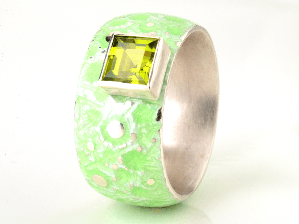katrin_koehler_emailleschmuck_ring_eisblume_peridot.000044.b