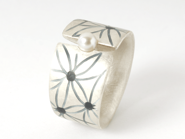 katrin_koehler_emailleschmuck_ring_fleur_perle