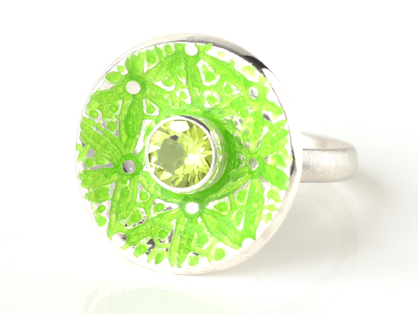 katrin_koehler_emailleschmuck_ring_lilie_patella_peridot_6590