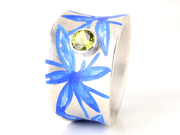 katrin_koehler_emailleschmuck_ring_myra_konkav_peridot.000055.b
