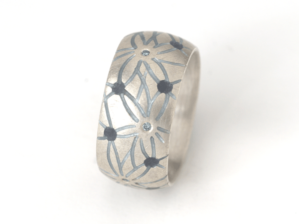 katrin_koehler_emailleschmuck_ring_netzwerk_brillant_4101