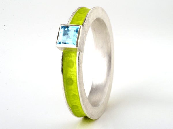 katrin_koehler_emailleschmuck_ring_prisma_topas.000047.b