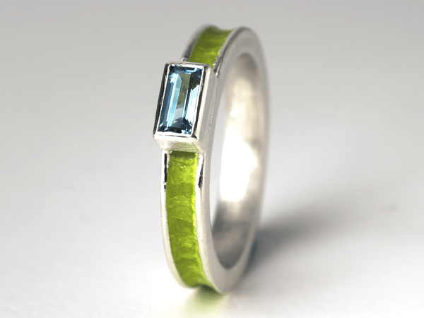 katrin_koehler_emailleschmuck_ring_prisma_topas_3755