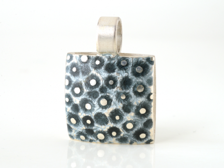 katrin_koehler_emailleschmuck_anhaenger_kissen_eisstern.000096.b
