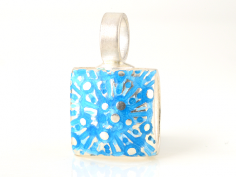 katrin_koehler_emailleschmuck_anhaenger_kissen_malve.000098.b