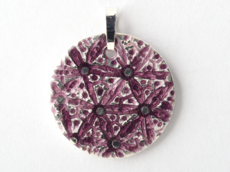 katrin_koehler_emailleschmuck_anhaenger_lilia.000062.b