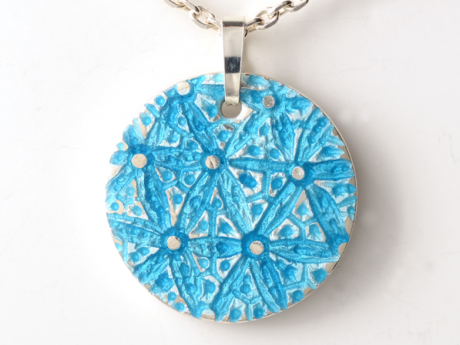 katrin_koehler_emailleschmuck_anhaenger_lilia_6364