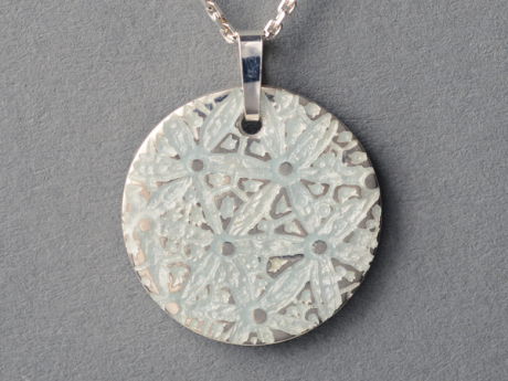katrin_koehler_emailleschmuck_anhaenger_lilia_6418_l84i2gf4