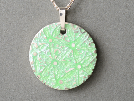 katrin_koehler_emailleschmuck_anhaenger_lilia_6419_l84i2gf4