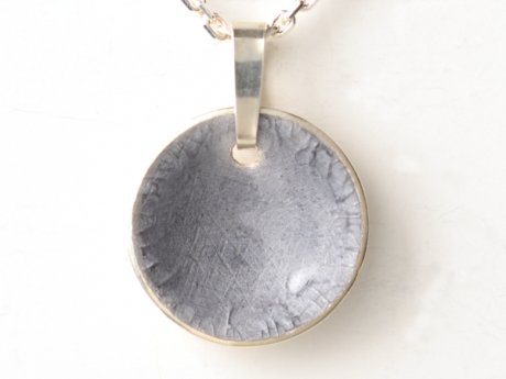 katrin_koehler_emailleschmuck_anhaenger_patella_konkav_6401