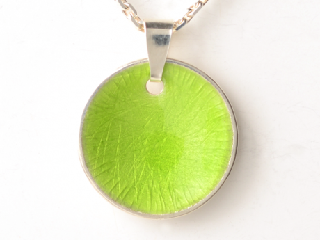 katrin_koehler_emailleschmuck_anhaenger_patella_konkav_6403