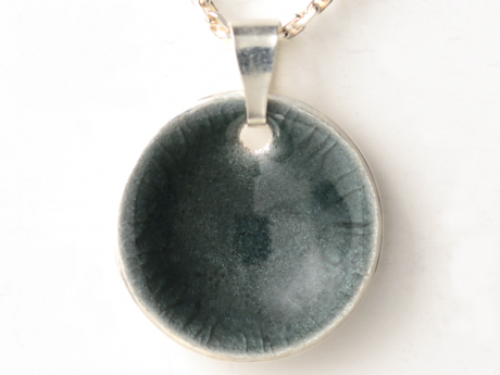 katrin_koehler_emailleschmuck_anhaenger_patella_konkav_6408