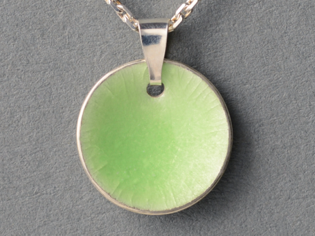 katrin_koehler_emailleschmuck_anhaenger_patella_konkav_6409