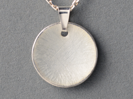 katrin_koehler_emailleschmuck_anhaenger_patella_konkav_6410