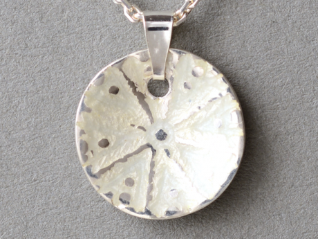 katrin_koehler_emailleschmuck_anhaenger_pusteblume_konkav_6412