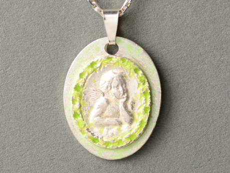 katrin_koehler_emailleschmuck_anhaenger_schutzengel6417
