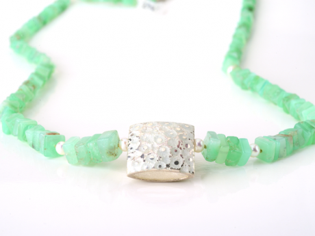katrin_koehler_emailleschmuck_kette_kissen_eisblume_chrysopras_perlen.000080.b