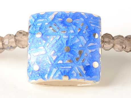 katrin_koehler_emailleschmuck_kette_lapislatsuli_rauchquarz_6308_ausschnitt