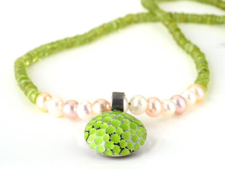 katrin_koehler_emailleschmuck_kette_linse_mosaik_peridot_perlen.000076.b