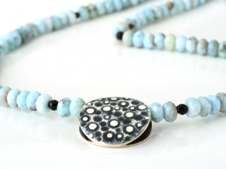 katrin_koehler_emailleschmuck_kette_muschel_eisblume_larimar_onyx.000081.b