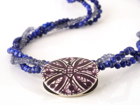 katrin_koehler_emailleschmuck_kette_muschel_kuba_lapislazuli_iolith.000074.b