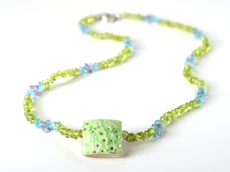 katrin_koehler_emailleschmuck_kette_peridot_apatit_6304