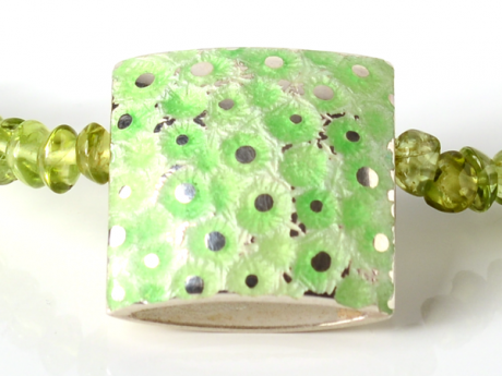 katrin_koehler_emailleschmuck_kette_peridot_apatit_6304_ausschnitt