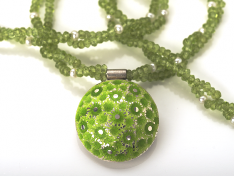 katrin_koehler_emailleschmuck_kette_peridot_perle
