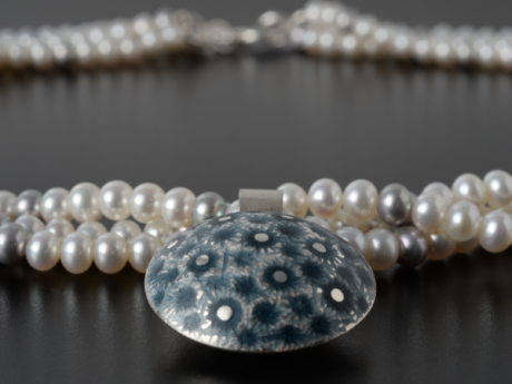 katrin_koehler_emailleschmuck_kette_perlen_dreireihig_0432