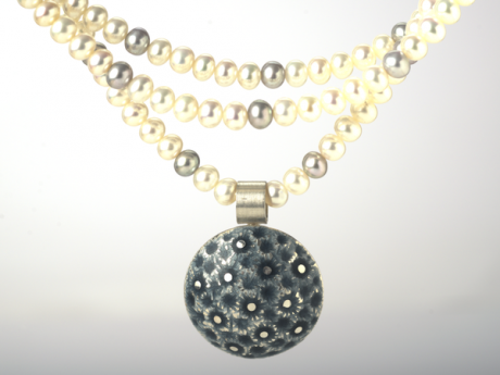 katrin_koehler_emailleschmuck_kette_perlen_dreireihig_2528