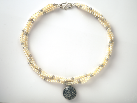 katrin_koehler_emailleschmuck_kette_perlen_dreireihig_2570
