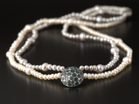 katrin_koehler_emailleschmuck_kette_perlen_weisz_grau_zweireihig_4339