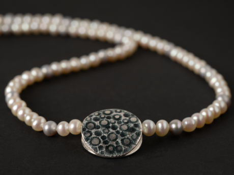 katrin_koehler_emailleschmuck_kette_sueszwasserperlen_6151