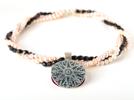 katrin_koehler_emailleschmuck_kette_sueszwasserperlen_6294