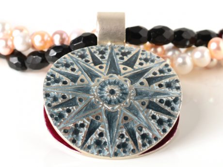 katrin_koehler_emailleschmuck_kette_sueszwasserperlen_6294_ausschnitt
