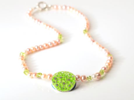 katrin_koehler_emailleschmuck_kette_sueszwasserperlen_6301