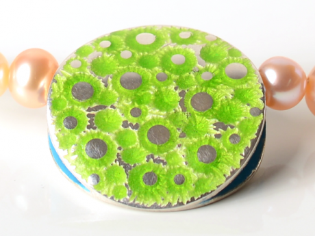 katrin_koehler_emailleschmuck_kette_sueszwasserperlen_6301_ausschnitt