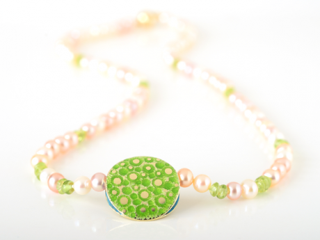 katrin_koehler_emailleschmuck_kette_sueszwasserperlen_gold_6476